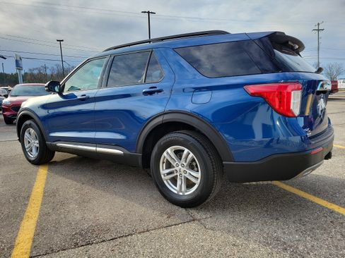 Used 2023 Ford Explorer XLT w/ Equipment Group 202A image 3