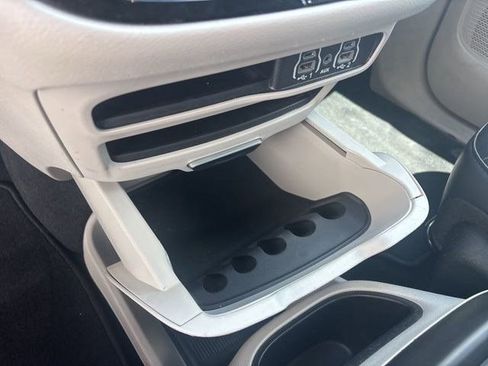Used 2023 Chrysler Pacifica Touring-L FWD image 26