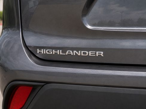 Used 2024 Toyota Highlander LE FWD image 7