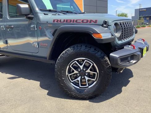 Used 2025 Jeep Wrangler Unlimited Rubicon w/ Convenience Group AWD/4WD image 3