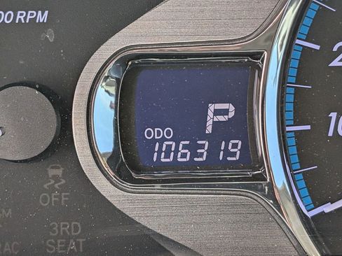 Used 2014 Toyota Sienna Limited w/ Limited Premium Package FWD image 3