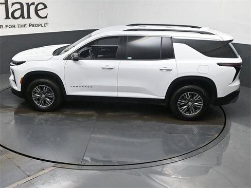 Used 2025 Chevrolet Traverse LT image 41