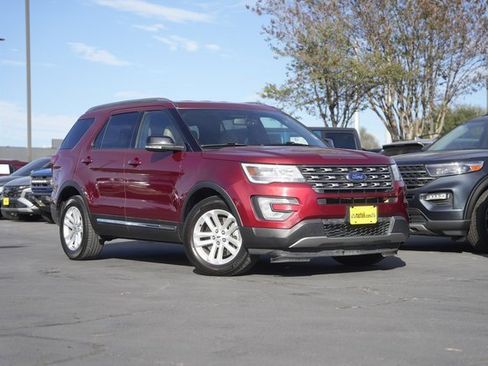 Used 2017 Ford Explorer XLT w/ Equipment Group 201A image 2