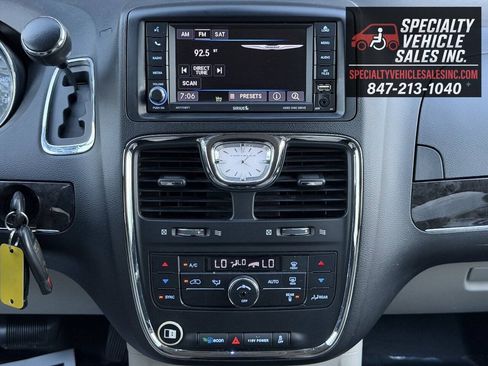 Used 2013 Chrysler Town & Country Touring FWD image 36