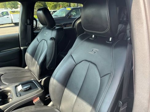 Used 2024 Chrysler Pacifica Limited FWD image 12