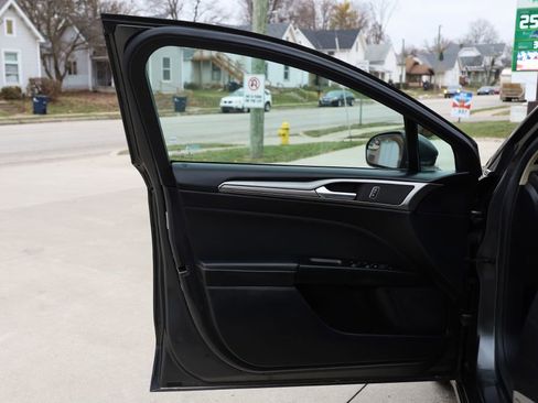 Used 2017 Ford Fusion SE w/ Fusion SE Technology Package image 10