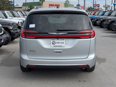 New 2026 Chrysler Pacifica Pinnacle image 6