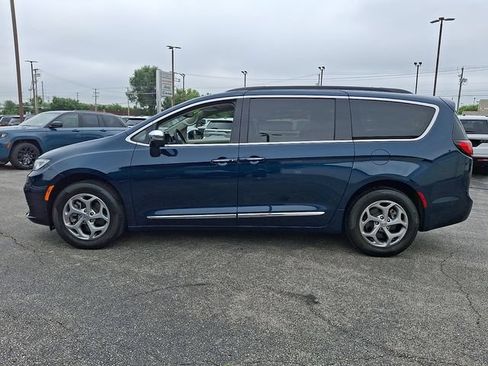 Used 2022 Chrysler Pacifica Limited w/ Uconnect Theater Family Group AWD/4WD image 6