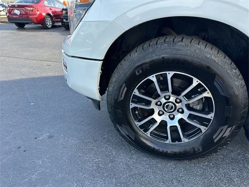 Used 2021 Nissan Titan SV w/ SV Convenience Package image 18