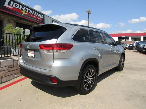 Used 2017 Toyota Highlander SE FWD image 4