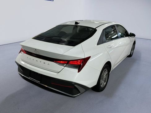 Certified 2025 Hyundai Elantra SE FWD image 4