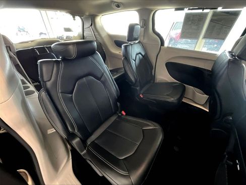 Used 2023 Chrysler Pacifica Touring-L FWD image 16