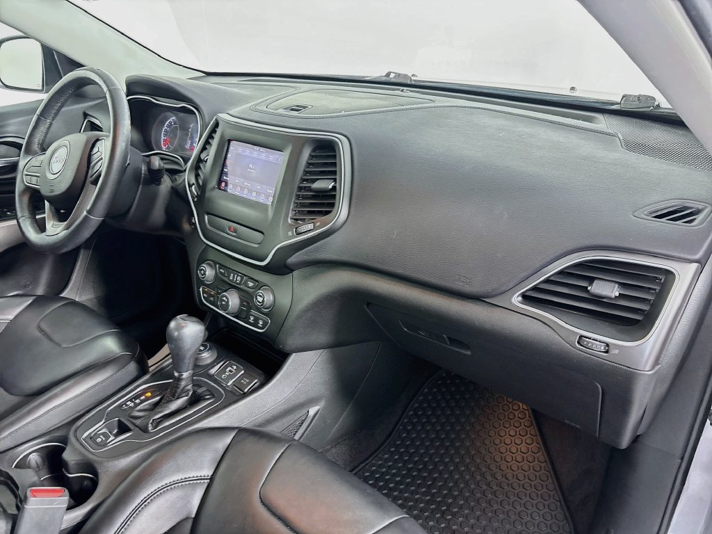 Used 2019 Jeep Cherokee Latitude Plus w/ Cold Weather Group AWD/4WD image 27