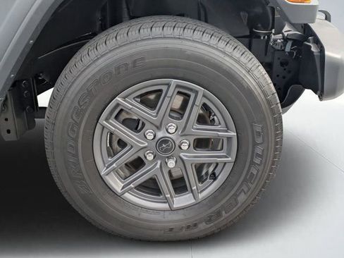 Used 2025 Jeep Gladiator Sport image 9