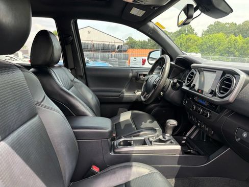 Used 2018 Toyota Tacoma TRD Sport w/ TRD Premium Sport Package RWD image 22