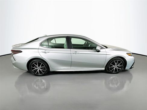 Used 2024 Toyota Camry SE image 8