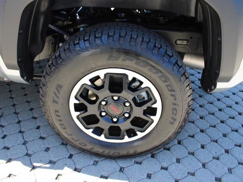 Used 2025 Toyota Tacoma TRD Off-Road AWD/4WD image 15