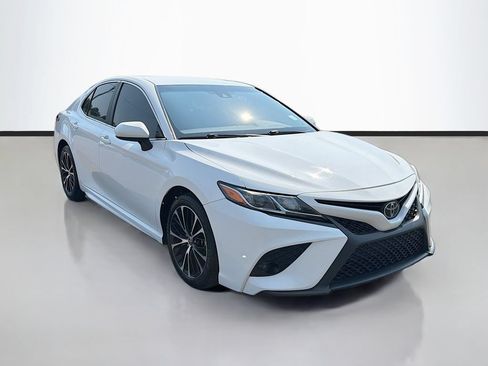 Used 2020 Toyota Camry SE FWD image 3