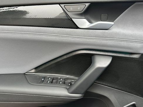 New 2026 Volkswagen Tiguan SE image 10