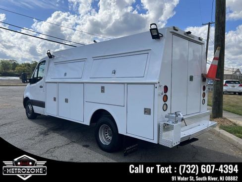 Used 2019 Freightliner Sprinter 3500 w/ Premium Package image 9