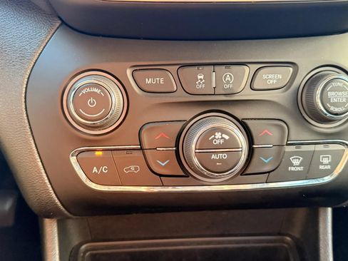 Used 2023 Jeep Cherokee Altitude Lux AWD/4WD image 24