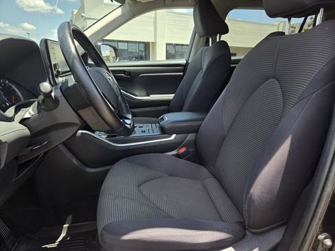 Used 2021 Toyota Highlander LE AWD/4WD image 12