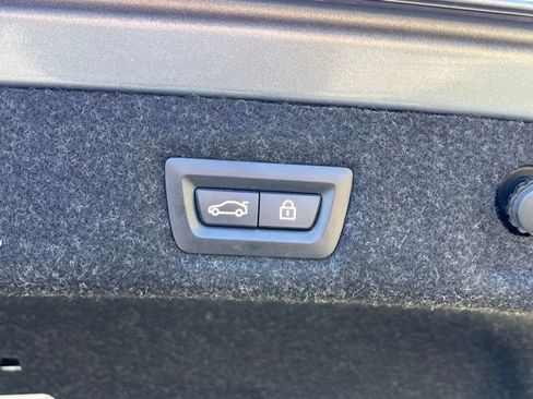 Used 2019 BMW 530i xDrive w/ Premium Package image 9