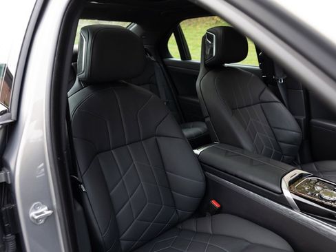 Used 2024 BMW 760i xDrive w/ Premium Package 2 image 6