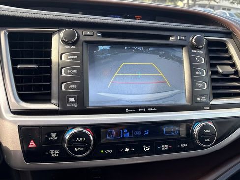 Used 2018 Toyota Highlander Limited FWD image 15