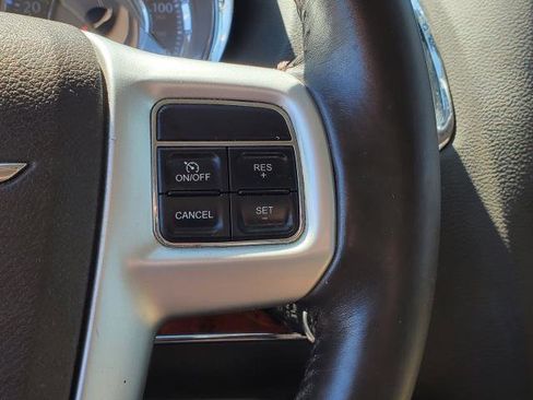 Used 2014 Chrysler Town & Country Touring FWD image 12
