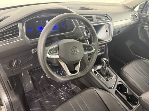 Used 2024 Volkswagen Tiguan SE image 17