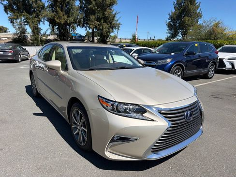 Used 2017 Lexus ES 300h FWD image 1