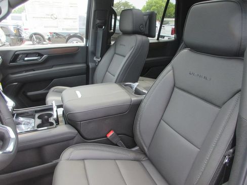 New 2026 GMC Yukon Denali w/ Denali Reserve Package AWD/4WD image 11