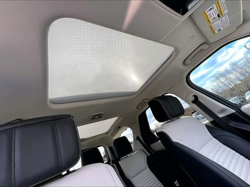 Used 2025 Land Rover Discovery Dynamic SE image 29