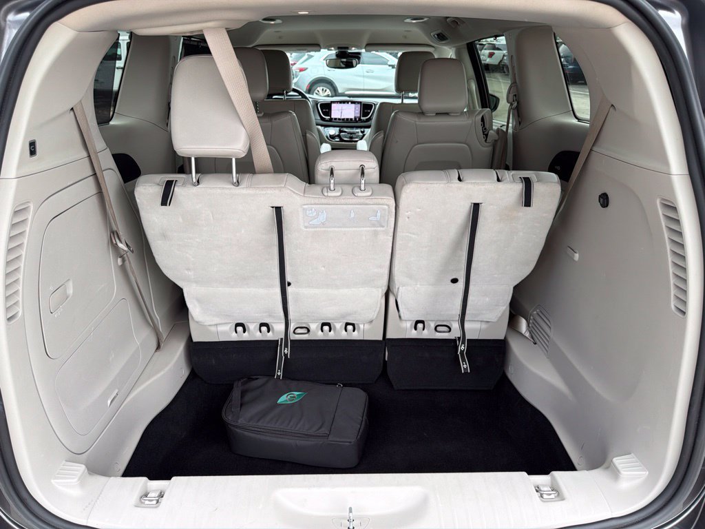 Used 2021 Chrysler Pacifica Touring-L FWD image 13
