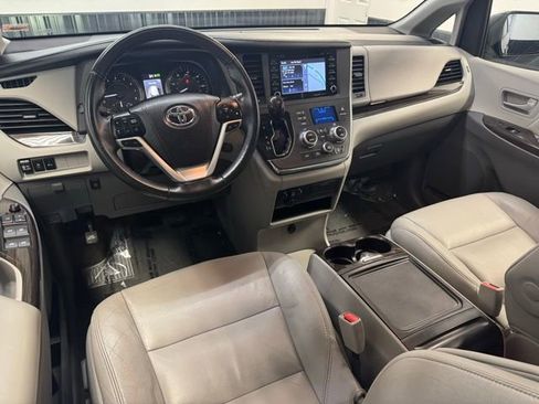 Used 2018 Toyota Sienna XLE AWD/4WD image 7