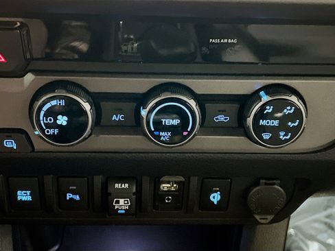 Used 2018 Toyota Tacoma TRD Off-Road image 12