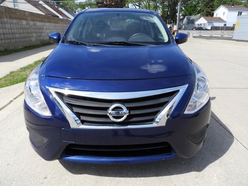 Used 2019 Nissan Versa SV FWD image 3