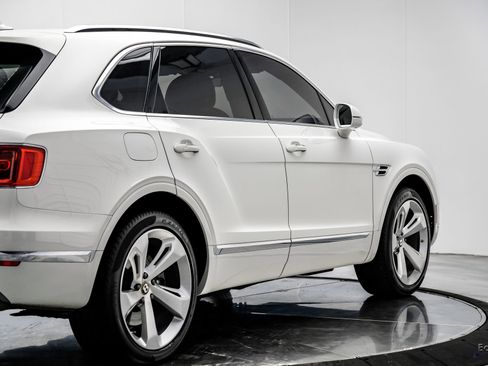 Used 2019 Bentley Bentayga image 18