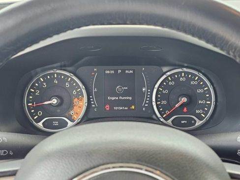 Used 2017 Jeep Renegade Latitude FWD image 29