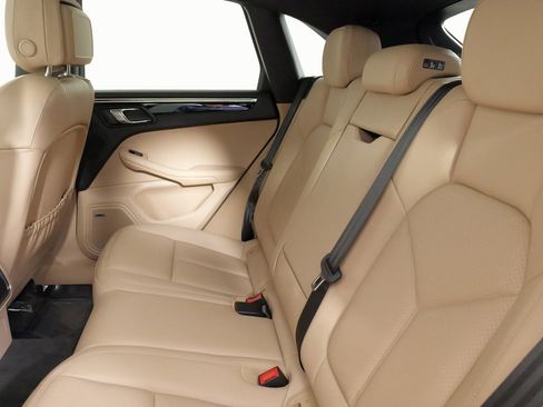 Used 2025 Porsche Macan image 44