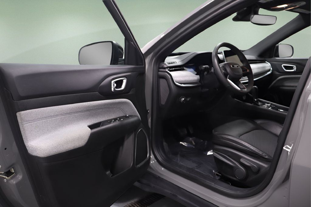 Used 2024 Jeep Compass Latitude AWD/4WD image 13