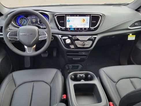 New 2026 Chrysler Pacifica Select image 16