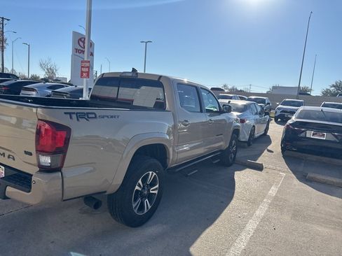 Used 2018 Toyota Tacoma TRD Sport w/ Technology Package image 4