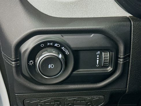 Used 2025 Jeep Wrangler Sahara image 17