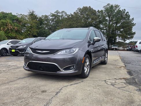 Used 2017 Chrysler Pacifica Limited image 3