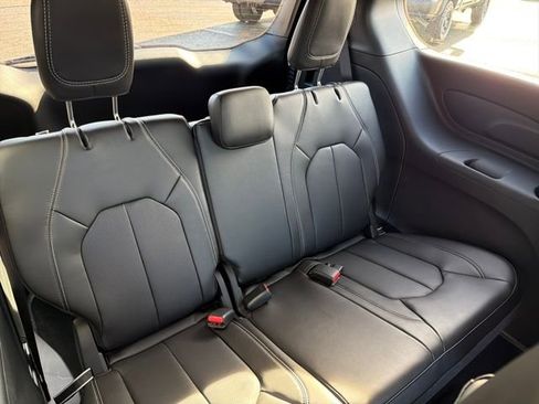 New 2026 Chrysler Pacifica Select image 23