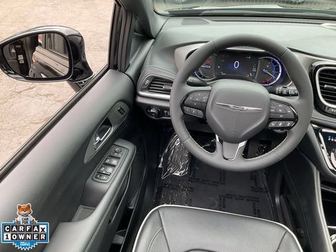 Used 2023 Chrysler Pacifica Limited w/ Uconnect Theater Family Group FWD image 40