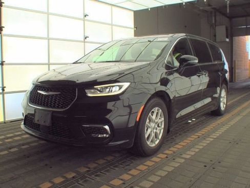 Used 2025 Chrysler Pacifica Select image 3