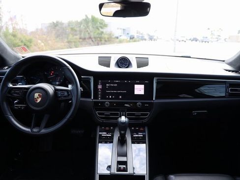 Used 2022 Porsche Macan image 11